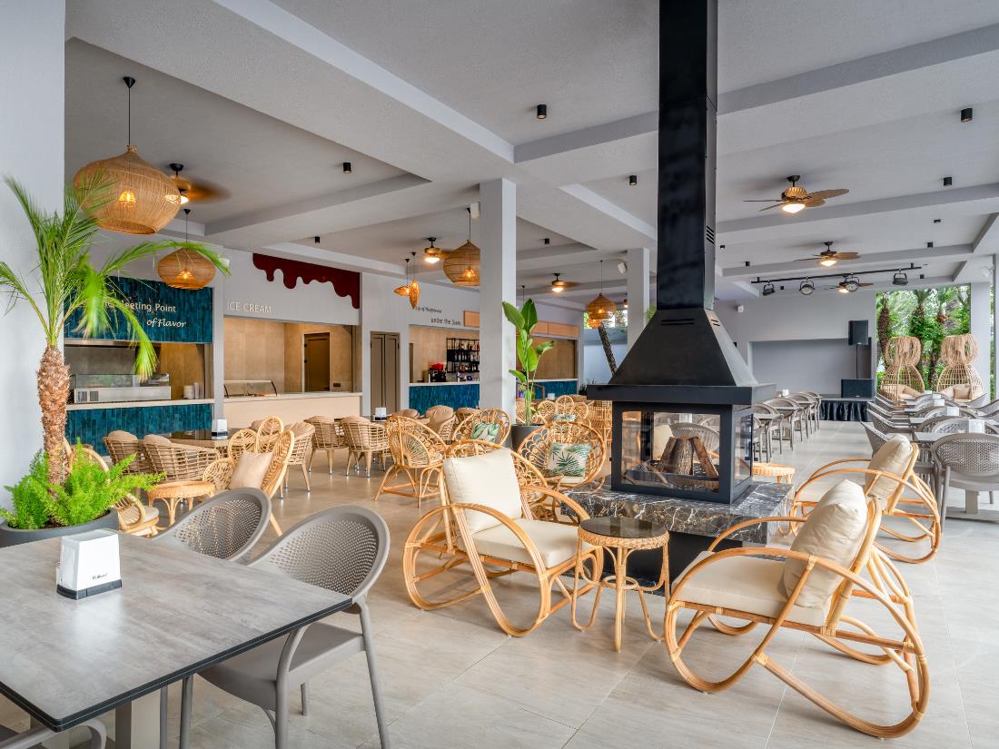 Pool Bar - Bars - Food & Beverage - Delphin Diva