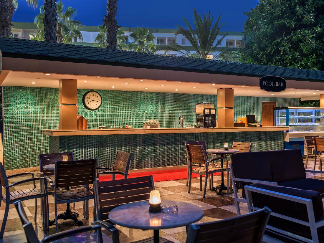 Pool  Bar - Bars - Food & Beverage - Delphin Botanik