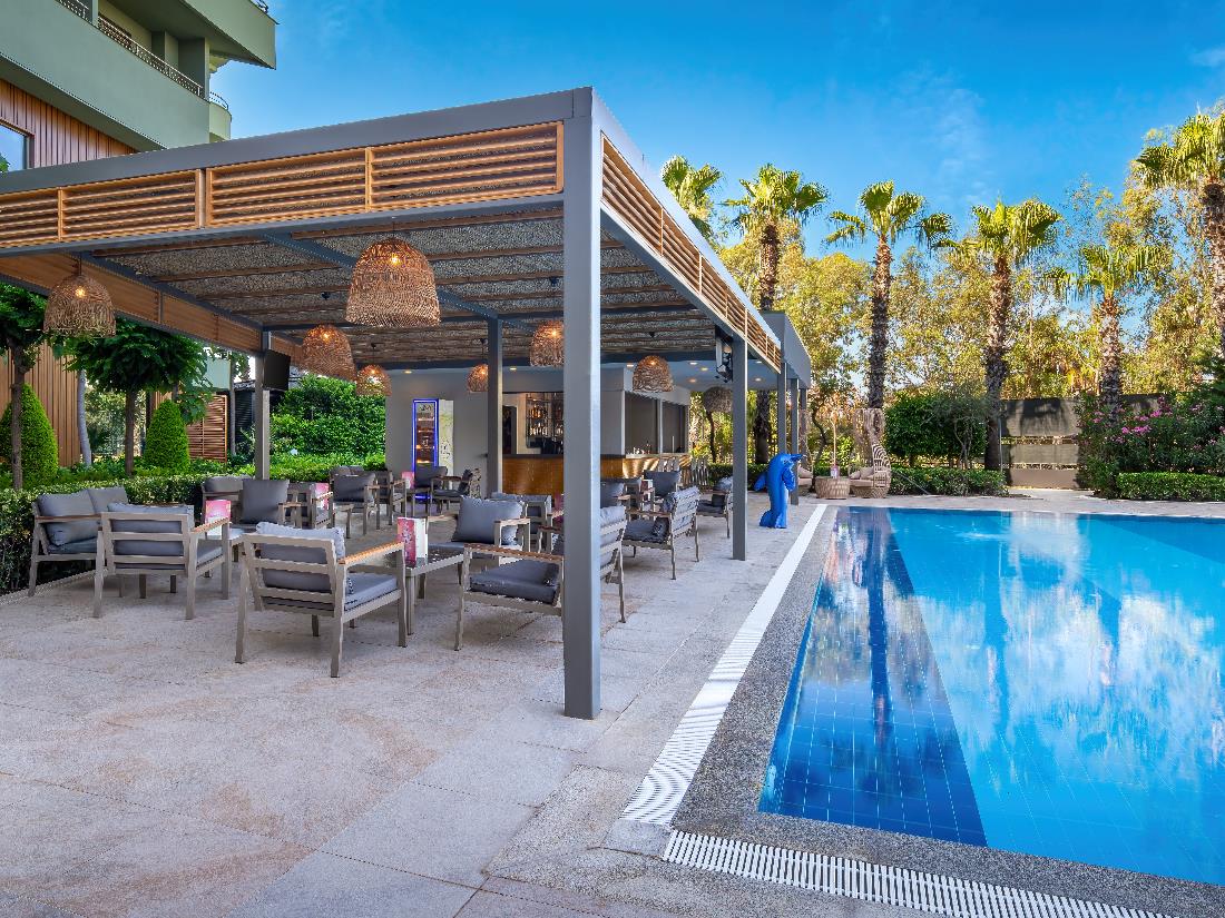 Relax Pool Bar - Bars - Food & Beverage - Delphin Palace